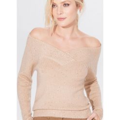Sweter z dekoltem carmen - Beżowy. Brązowe swetry damskie Mohito, s, bez wzorów, bez rękawów, bez kaptura. W wyprzedaży za 79,99 zł.