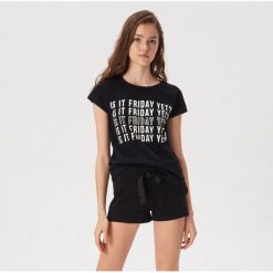Dwuczęściowa piżama z kontrastowymi napisami - Czarny. Czarne piżamy damskie Sinsay, s, z napisami, bez rękawów. Za 39,99 zł.