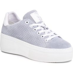 Sneakersy BULLBOXER - 368000E5C Light Blue. Szare półbuty damskie Bullboxer, na co dzień, bez wzorów, z zamszu, bez obcasa, na koturnie, bez zapięcia. Za 299,00 zł.