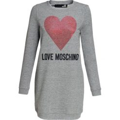 Sukienka LOVE MOSCHINO. Szare sukienki damskie Love Moschino, l, bez wzorów, z dzianiny, bez kołnierzyka, bez rękawów. W wyprzedaży za 528,00 zł.