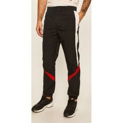 Guess Jeans - Spodnie. Czarne spodnie męskie Guess Jeans, na co dzień, s, z aplikacjami, z jeansu. W wyprzedaży za 219,90 zł.