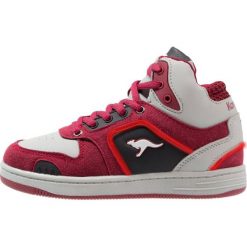 KangaROOS KBASKLED II Tenisówki i Trampki wysokie velvet red/vapor grey. Czerwone trampki dziewczęce marki KangaROOS, z tworzywa sztucznego. W wyprzedaży za 161,85 zł.