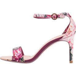 Ted Baker MYLLI Sandały serenity. Czerwone rzymianki damskie Ted Baker, z materiału. W wyprzedaży za 575,20 zł.