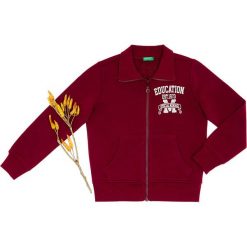 Bluza w kolorze czerwonym. Czerwone bluzy niemowlęce Benetton Kids, z nadrukiem, bez rękawów, bez kaptura. W wyprzedaży za 42,95 zł.