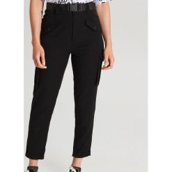 Spodnie cargo z paskiem - Czarny. Czarne spodnie damskie Cropp. Za 119,99 zł.