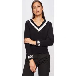 Guess Jeans - Sweter. Czarne swetry damskie Guess Jeans, s, z aplikacjami, z wiskozy, bez rękawów, bez kaptura. W wyprzedaży za 219,90 zł.