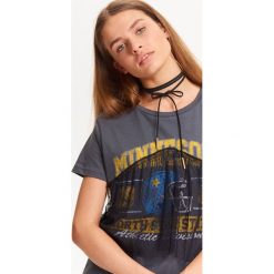 T-shirt damski z ciekawą tiulową falbanką. Niebieskie bluzki dziewczęce TROLL, na zimę, z nadrukiem, z bawełny, z falbankami, z krótkim rękawem, krótkie, bez kaptura. W wyprzedaży za 29,99 zł.