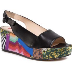 Sandały HÖGL - 9-103208 Black/Multi 0199. Czarne klapki damskie HÖGL, bez wzorów, ze skóry, bez obcasa, na koturnie. W wyprzedaży za 499,00 zł.