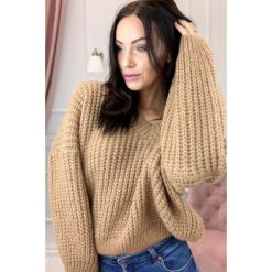 Oversize'owy sweter z bufiastymi rękawami beżowy. Brązowe swetry damskie z poliesteru. Za 97,85 zł.