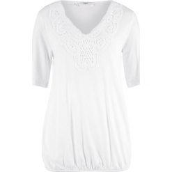 Shirt z krótkim rękawem i koronkową wstawką bonprix biały. Białe koszulki damskie bonprix, w koronkowe wzory, z bawełny, z dekoltem w serek, z krótkim rękawem. Za 37,99 zł.
