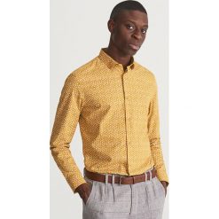 Koszula slim fit z drobnym wzorem - Żółty. Żółte koszule męskie Reserved, m, bez wzorów, bez kołnierzyka, bez rękawów. Za 99,99 zł.