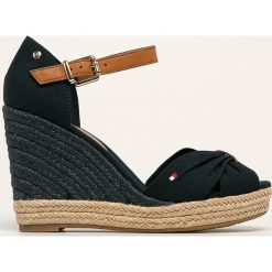 Tommy Hilfiger - Sandały. Pomarańczowe koturny damskie TOMMY HILFIGER, bez obcasa, na obcasie, na klamry. Za 399,90 zł.
