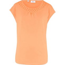 Shirt z koronką bonprix morelowy. Pomarańczowe koszulki damskie bonprix, w koronkowe wzory, z koronki, bez kołnierzyka. Za 32,99 zł.