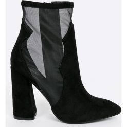 Public Desire - Botki. Czarne buty zimowe damskie marki Public Desire, z materiału, na obcasie. W wyprzedaży za 179,90 zł.