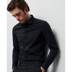 Elegancka koszula z krytymi guzikami - Czarny. Czarne koszule męskie Reserved, s, bez wzorów, eleganckie, bez kołnierzyka, bez rękawów. Za 109,99 zł.