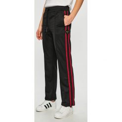 Armani Exchange - Spodnie. Czarne spodnie damskie Armani Exchange, s, bez wzorów, z poliesteru, casualowe. W wyprzedaży za 319,90 zł.