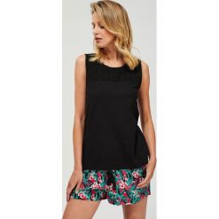 Bawełniany top z ażurowym zdobieniem. Czarne topy damskie Moodo, xl, w koronkowe wzory, z bawełny, z okrągłym kołnierzem. Za 44,99 zł.