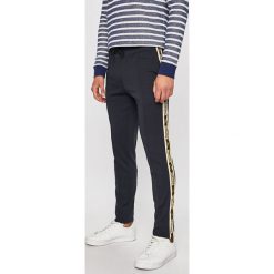 Only & Sons - Spodnie. Niebieskie spodnie męskie Only & Sons, na co dzień, l, bez wzorów, z bawełny, casualowe. W wyprzedaży za 69,90 zł.