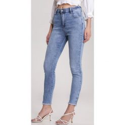 Niebieskie Jeansy High Waist Sirelura. Niebieskie jeansy damskie Renee, s, bez wzorów, z jeansu, z podwyższonym stanem. Za 109,99 zł.