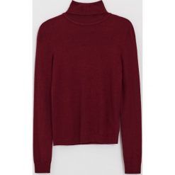Sweter basic z golfem - Bordowy. Czerwone swetry damskie Cropp, s, bez wzorów, bez rękawów, bez kaptura. Za 59,99 zł.