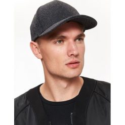 CZAPKA MĘSKA Z DASZKIEM Z FLAUSZU. Brązowe czapki z daszkiem męskie marki Top Secret, na jesień. Za 39,99 zł.