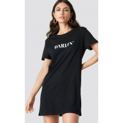 NA-KD T-shirtowa sukienka Darlin' - Black. Sukienki małe czarne NA-KD, z nadrukiem, z materiału. Za 80,95 zł.