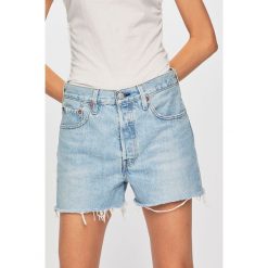 Levi's - Szorty 501. Czerwone szorty damskie Levi's®, s, z aplikacjami, z bawełny, casualowe, z podwyższonym stanem. W wyprzedaży za 199,90 zł.