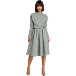 Szara Rozkloszowana Dzianinowa Sukienka z Gumką w Tali. Szare sukienki balowe marki Molly.pl, do pracy, l, z dzianiny, z klasycznym kołnierzykiem, oversize. Za 155,90 zł.