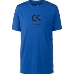 Koszulka funkcyjna w kolorze niebieskim. Niebieskie koszulki męskie Odzież sportowa, m, z nadrukiem, z materiału, z okrągłym kołnierzem, bez rękawów. W wyprzedaży za 109,95 zł.