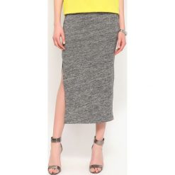 SPÓDNICA DŁUGA DAMSKA GŁADKA. Szare spódniczki damskie Top Secret, na zimę, bez wzorów, z dzianiny, eleganckie, długie, midi. W wyprzedaży za 39,99 zł.