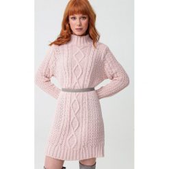 Różowa Sukienka Bowman. Różowe sukienki damskie Born2be, uniwersalny, w paski, z dzianiny, z golfem, bez rękawów, mini. Za 169,99 zł.