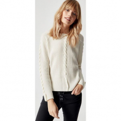 Sweter wełniany w kolorze kremowym. Białe swetry klasyczne damskie marki Manode, s, z kaszmiru, z dekoltem w łódkę. W wyprzedaży za 391,95 zł.