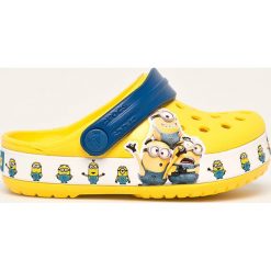 Crocs - Klapki dziecięce. Żółte sandały dziewczęce Crocs, z materiału, bez zapięcia. Za 149,90 zł.