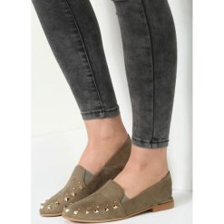 Khaki Mokasyny Hold On Me. Brązowe mokasyny damskie marki vices, ze skóry, na płaskiej podeszwie. Za 59,99 zł.