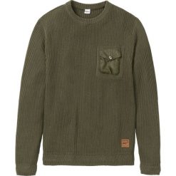 Sweter z bawełny z recyclingu Regular Fit bonprix ciemnooliwkowy. Zielone swetry męskie bonprix, s, z aplikacjami, z bawełny. Za 37,99 zł.