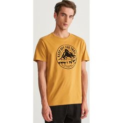 T-shirt z nadrukiem - Żółty. Żółte t-shirty męskie z nadrukiem Reserved, l. Za 49,99 zł.