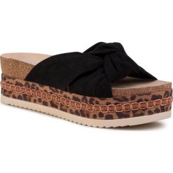 Klapki BULLBOXER - 886030F1T Black. Czarne klapki damskie Bullboxer, bez wzorów, z tworzywa sztucznego, bez obcasa. W wyprzedaży za 159,00 zł.