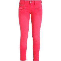 Freeman T. Porter ALEXA Jeans Skinny Fit virtual pink. Czerwone jeansy damskie Freeman T. Porter, z elastanu. W wyprzedaży za 341,10 zł.