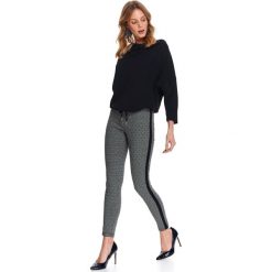 Dzianinowe legginsy w drobny wzór. Czarne legginsy sportowe damskie Top Secret, na wiosnę, bez wzorów, z dzianiny. W wyprzedaży za 59,99 zł.