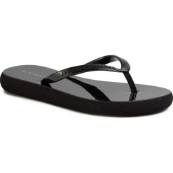 Japonki ARMANI EXCHANGE - XDQ007 XV318 00002 Black. Czarne klapki damskie Armani Exchange, bez wzorów, z tworzywa sztucznego, bez obcasa. Za 219,00 zł.
