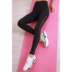 Legginsy DELIZIMA. Czarne legginsy sportowe damskie IVET, bez wzorów, z podwyższonym stanem, na fitness i siłownię. W wyprzedaży za 59,00 zł.