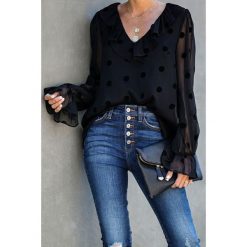 Bluzka damska CHEZA. Czarne bluzki damskie Bluzka damska CHEZA, s, bez wzorów, eleganckie, bez kołnierzyka, bez rękawów. W wyprzedaży za 79,00 zł.