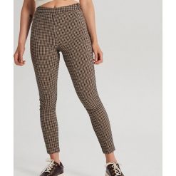 Spodnie chino slim z wysoką talią - Beżowy. Brązowe spodnie damskie Cropp, bez wzorów. Za 89,99 zł.