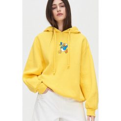 Bluza z Kaczorem Donaldem - Żółty. Żółte bluzy damskie Cropp, s, z motywem z bajki, bez rękawów, bez kaptura. Za 99,99 zł.