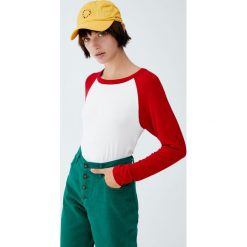 Koszulka z kontrastowym długim rękawem. Czerwone t-shirty damskie marki Pull&Bear, z kontrastowym kołnierzykiem. Za 49,90 zł.