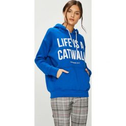 Answear - Bluza Watch Me. Niebieskie bluzy damskie z kieszeniami marki ANSWEAR, s, z nadrukiem, z bawełny, z kapturem. W wyprzedaży za 99,90 zł.