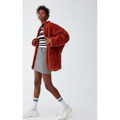 Kurtka ze sztucznego futerka z kieszeniami. Szare kurtki damskie marki Pull&Bear. Za 139,00 zł.