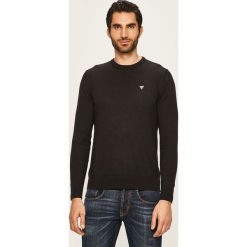 Guess Jeans - Sweter. Niebieskie swetry męskie Guess Jeans, s, z aplikacjami, z bawełny, z okrągłym kołnierzem, bez kaptura. W wyprzedaży za 229,90 zł.