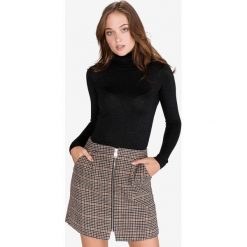 Guess Sweter Czarny. Czarne bluzy damskie Guess, xs, z aplikacjami, z poliesteru, bez rękawów, bez kaptura. Za 306,95 zł.