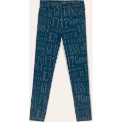 Guess Jeans - Jeansy dziecięce 118-175 cm. Niebieskie jeansy dziewczęce Guess Jeans, z aplikacjami, z elastanu. W wyprzedaży za 169,90 zł.